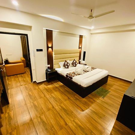 ホテル Shloka Residency シャムシャバード エクステリア 写真
